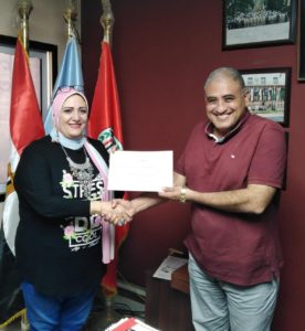 رئيس حي البساتين يكرم فيفي عبد الغني