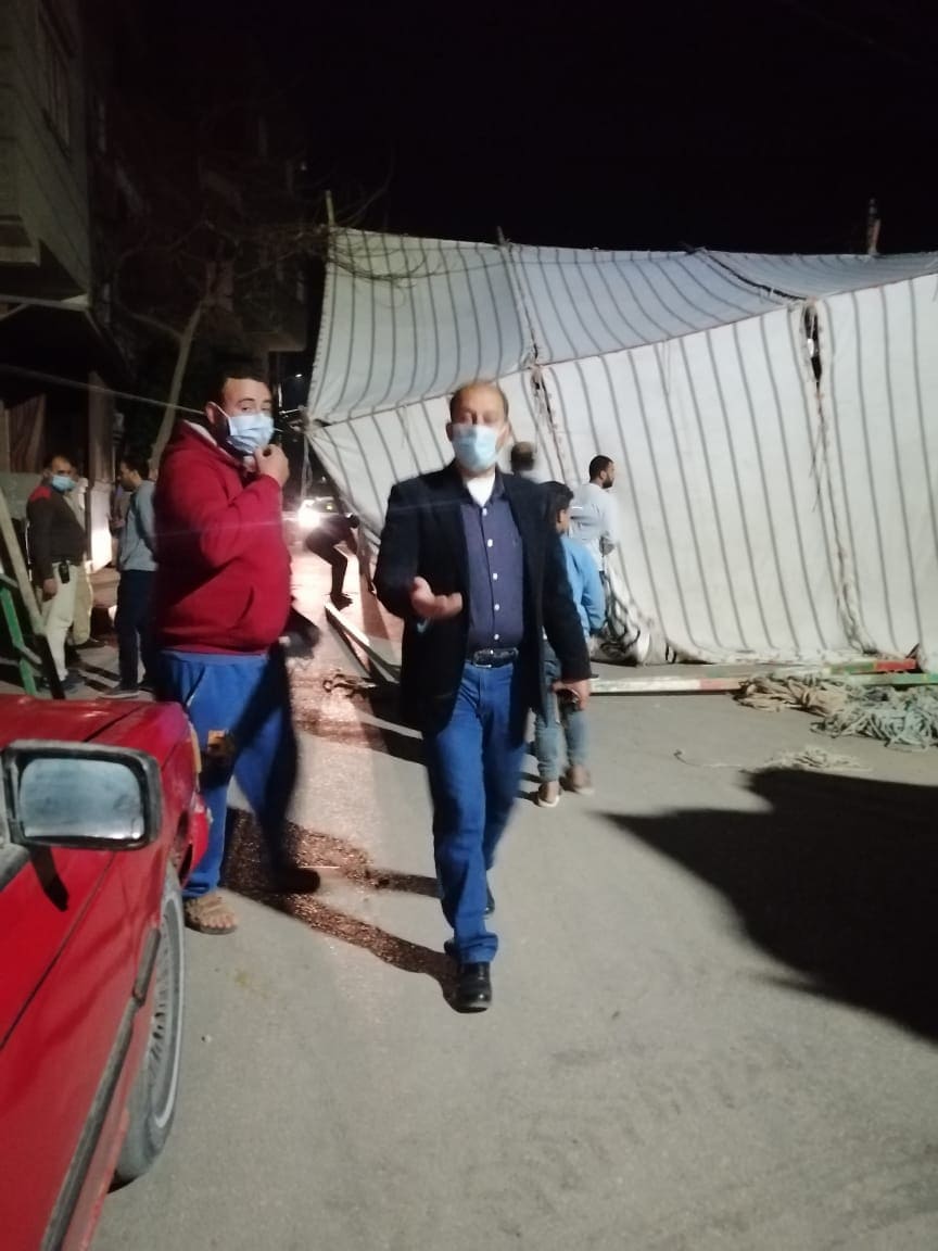 المهندس عطية النجار أثناء المتابعة الميدانية